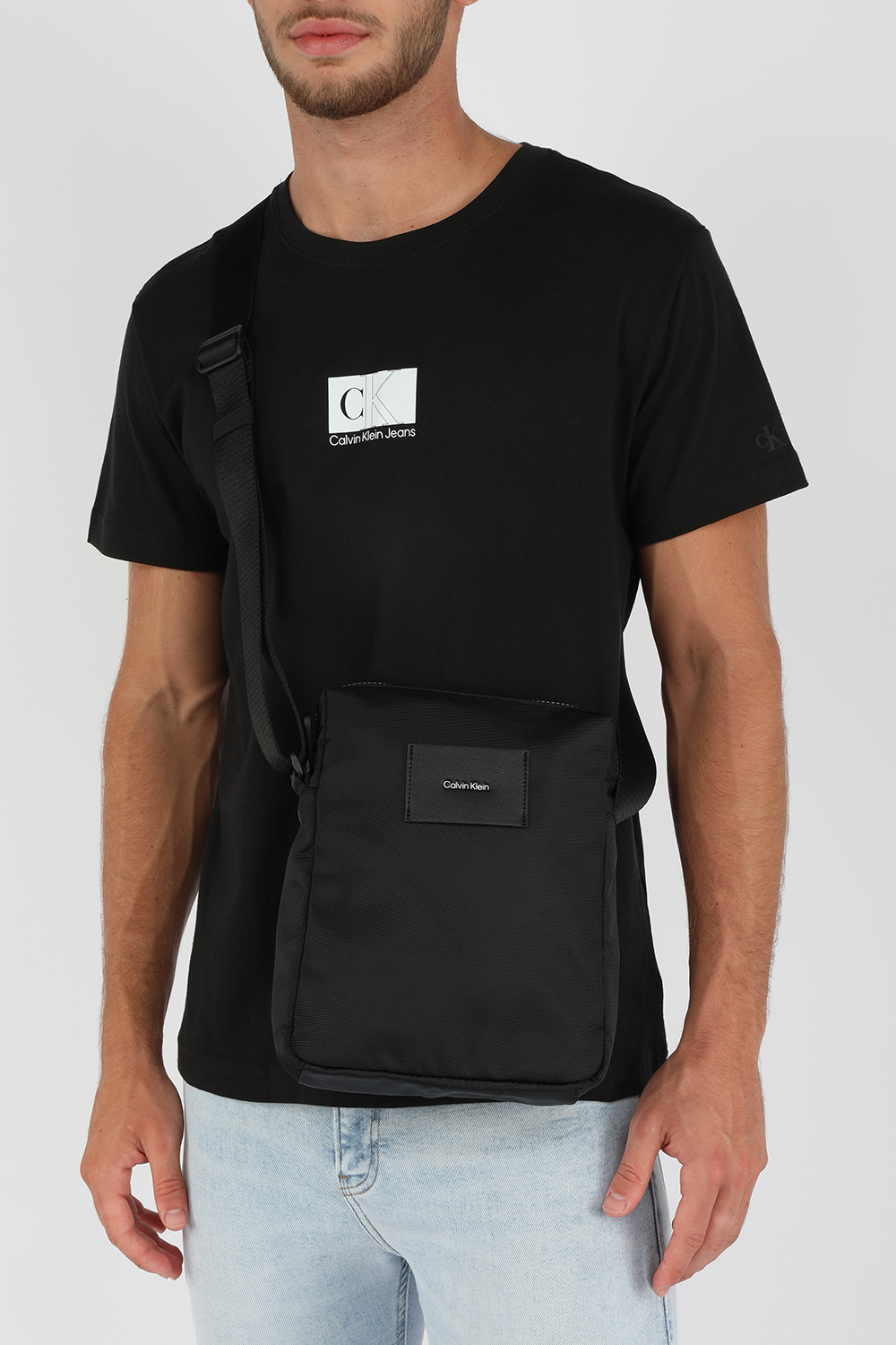 תמונת כל הלוק של תיק מסנג'ר מרוכסן עם לוגו